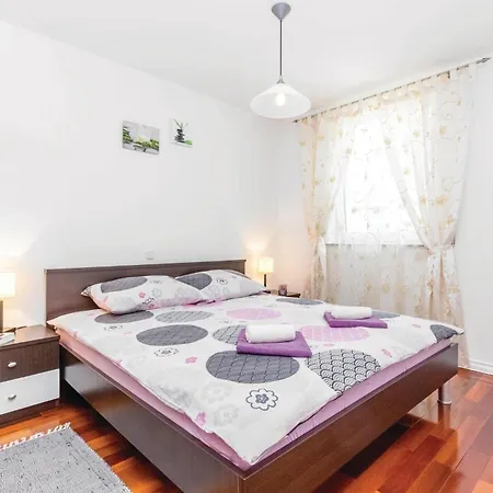 2 Bedroom Cozy In * ツリクヴェニツァ