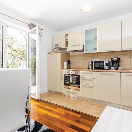 2 Bedroom Cozy In ツリクヴェニツァ